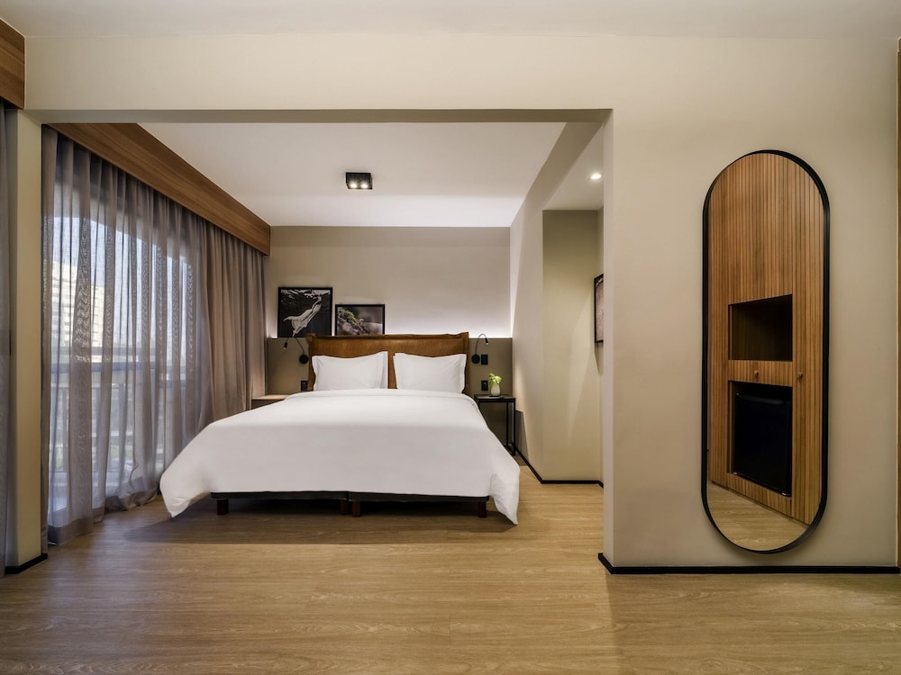 SUPERIOR, KING BED, BALCONY