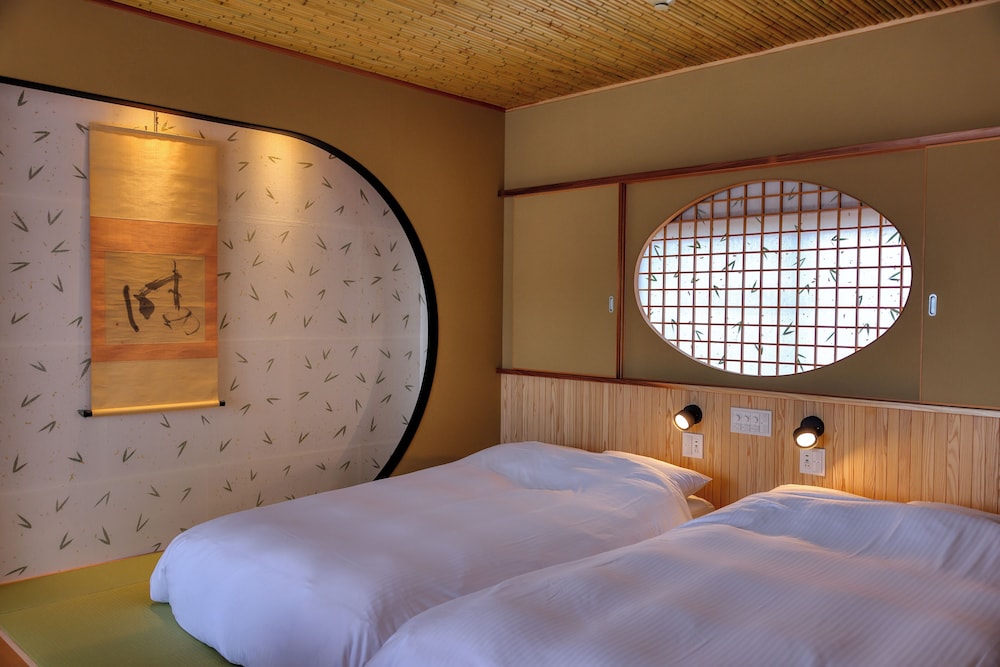 COMFORT, TWIN BEDS, CITY VIEW