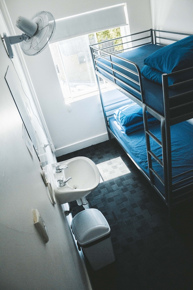 Summer House Backpackers 28/28