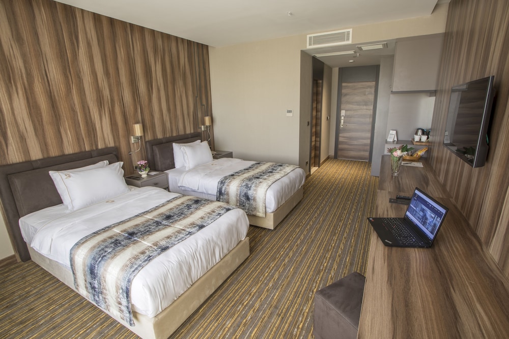 Shimall Deluxe Hotel 10/50