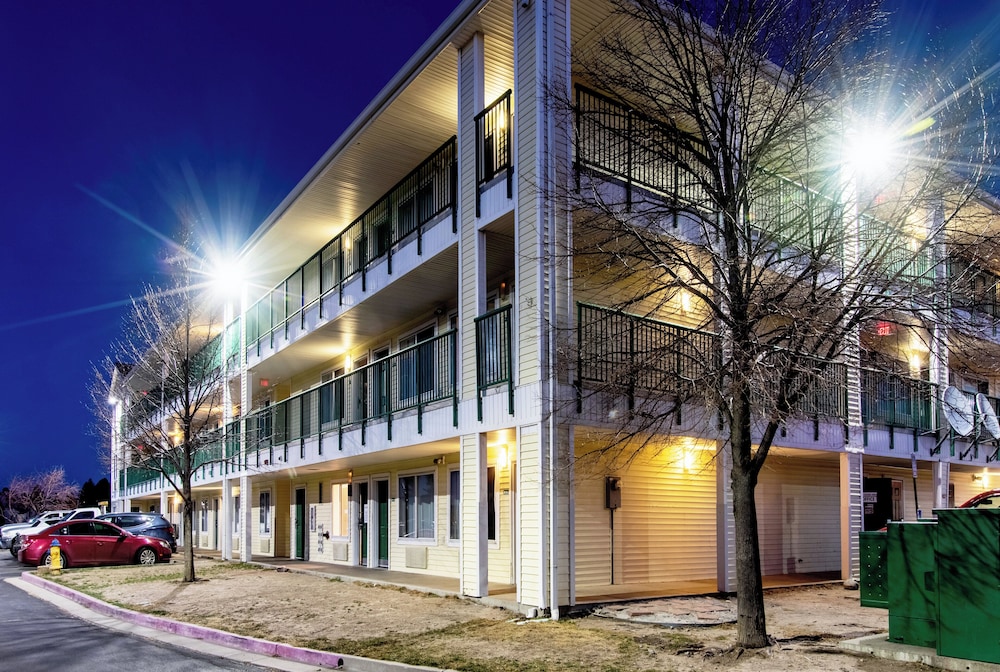 HomeTowne Studios By Red Roof Colorado Springs - Airport 5/27