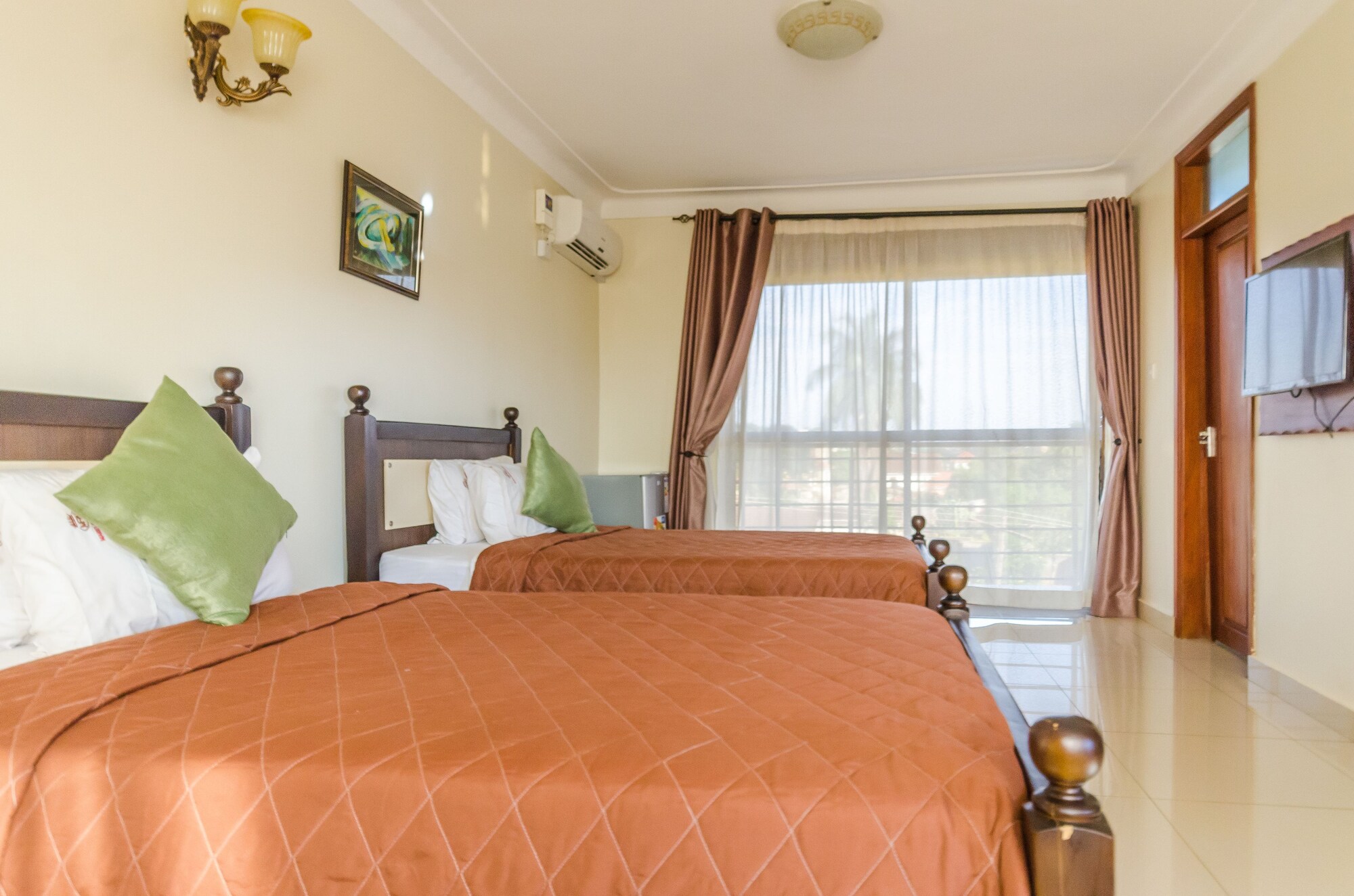 LUXURY, TWIN BEDS, CITY VIEW
