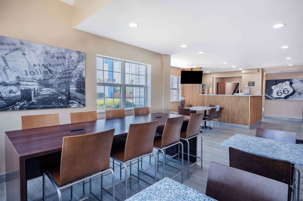 Super 8 by Wyndham Joliet 24/39