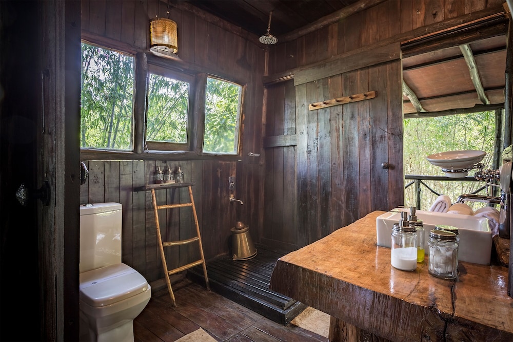 TREE HOUSE HIDEAWAY 50/50