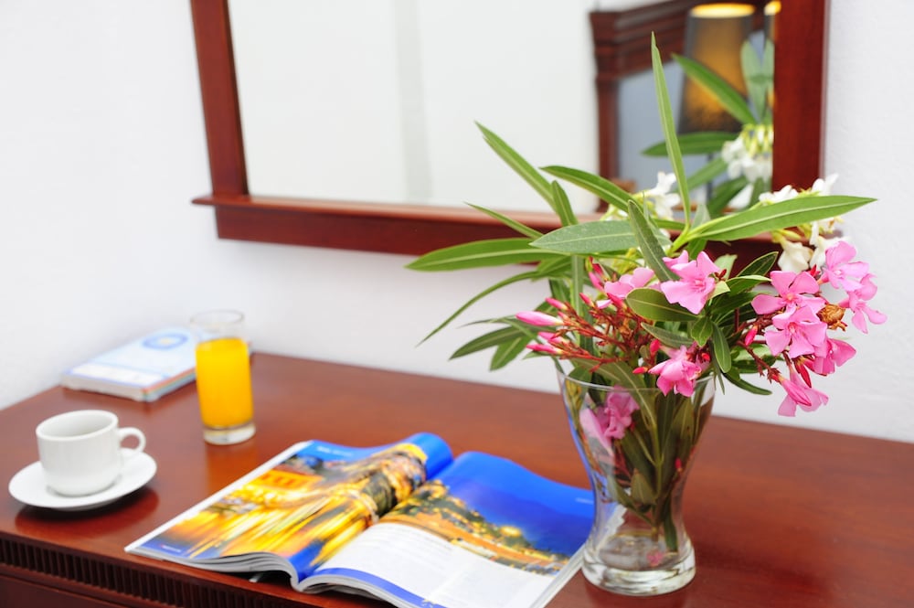 The Noverian Bios Santorini Boutique Hotel 68/78