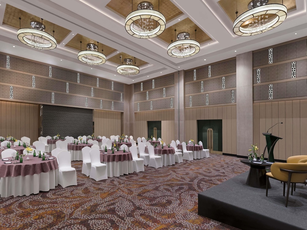 Grand Mercure Agra 36/50