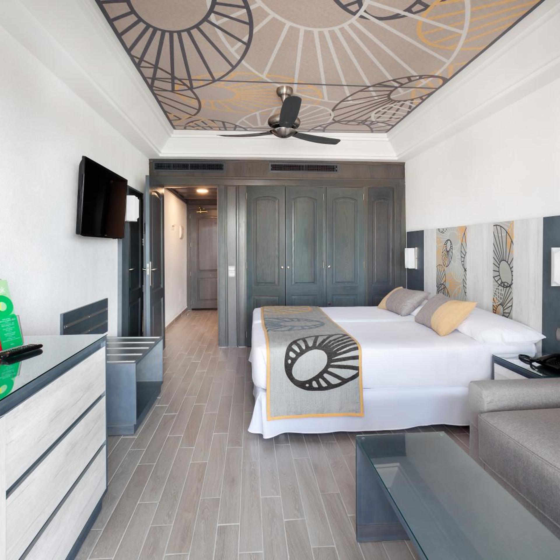 غرفة بسرير مزدوج بشرفة، Riu Chiclana 3/8