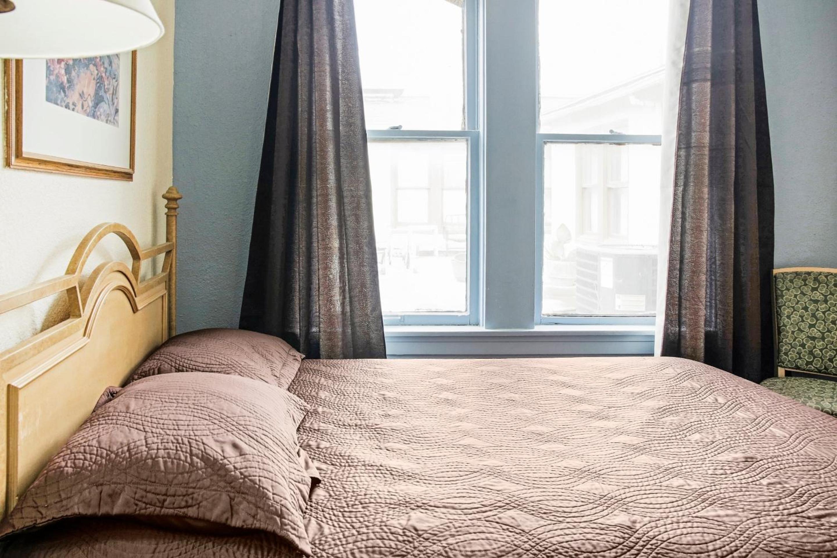 ROOM, QUEEN BED