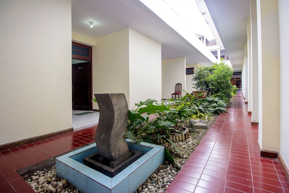OYO 759 Hotel Dewi Sri 16/17