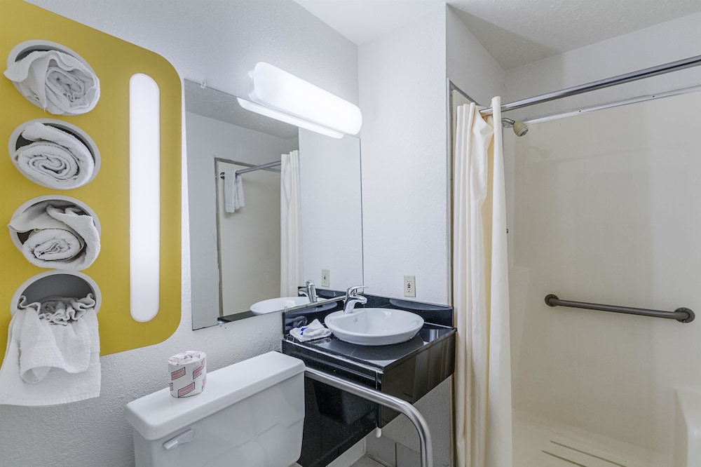 Motel6 Oshkosh, WI 23/67