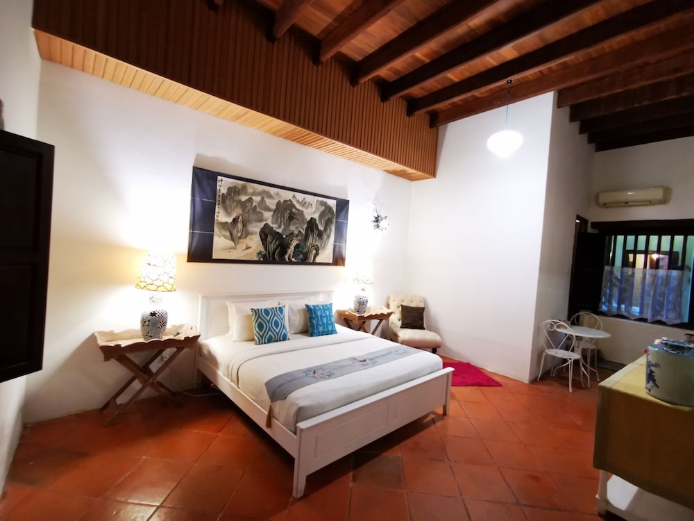SUITE, KING BED