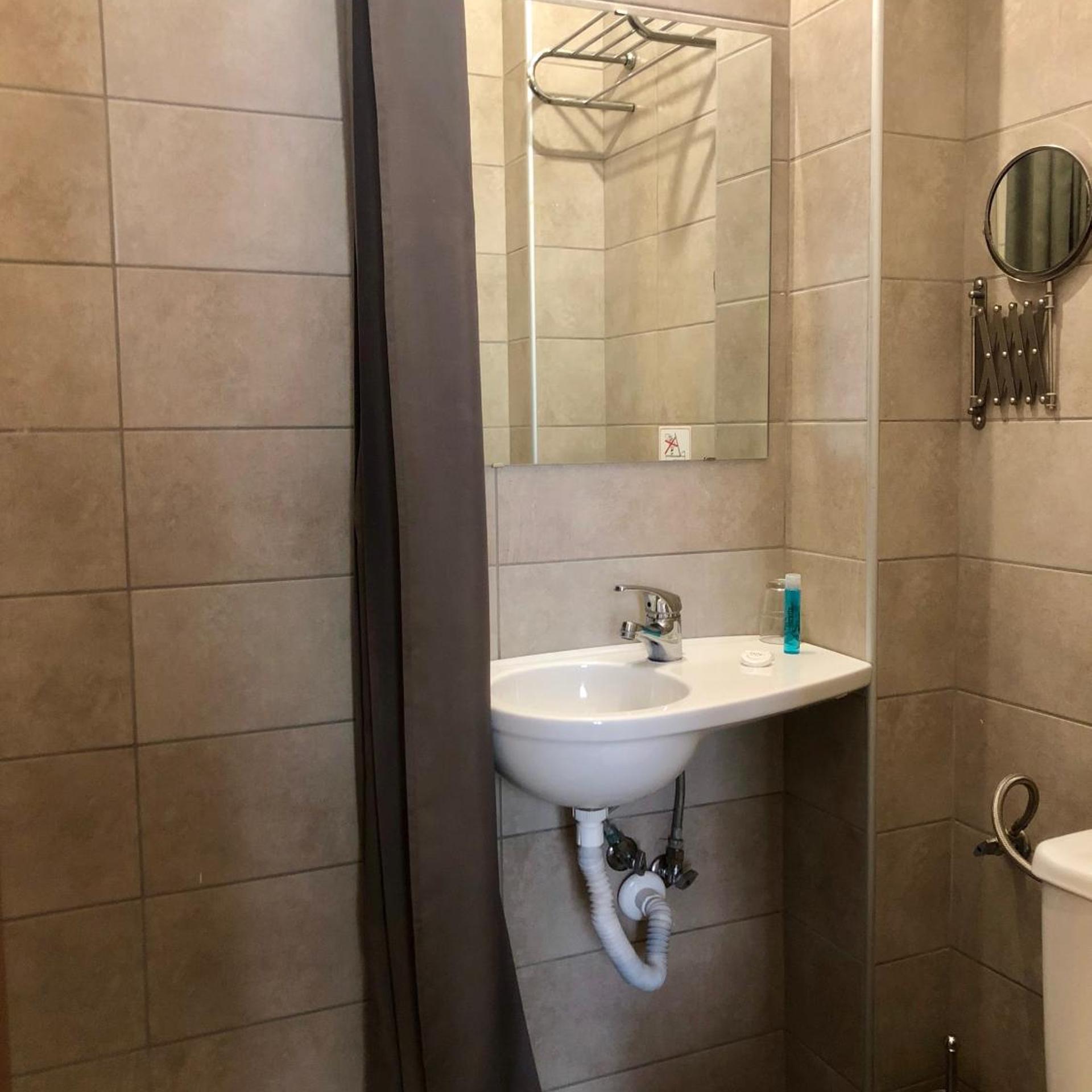 غرفة مفردة، Galaxy Hotel 5/14