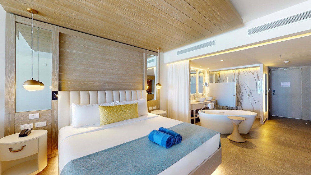 Swimout Deluxe Junior Suite