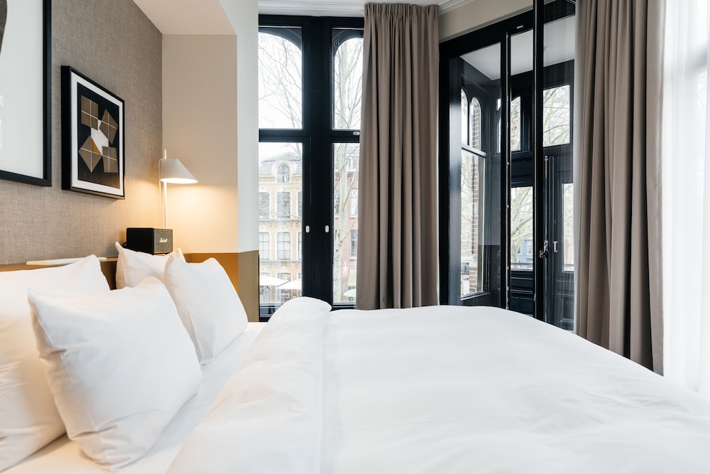 DELUXE, DOUBLE BED