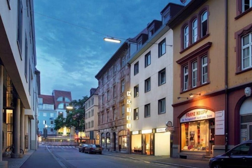 Central Hotel 27/36