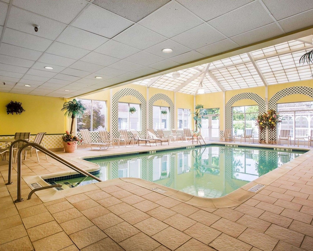 Comfort Inn & Suites Hawthorne NY 38/72