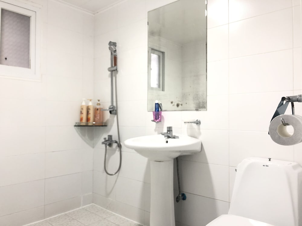 FEMALE DORM, FEMALE ONLY, 4 PEOPLE