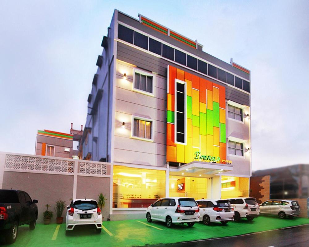 Emerald Hotel 9/42