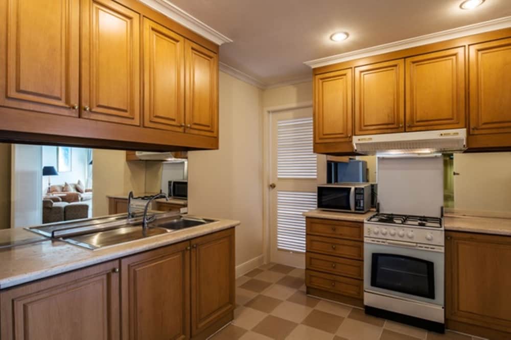 Batavia Apartments Hotel Service Residences 7/52