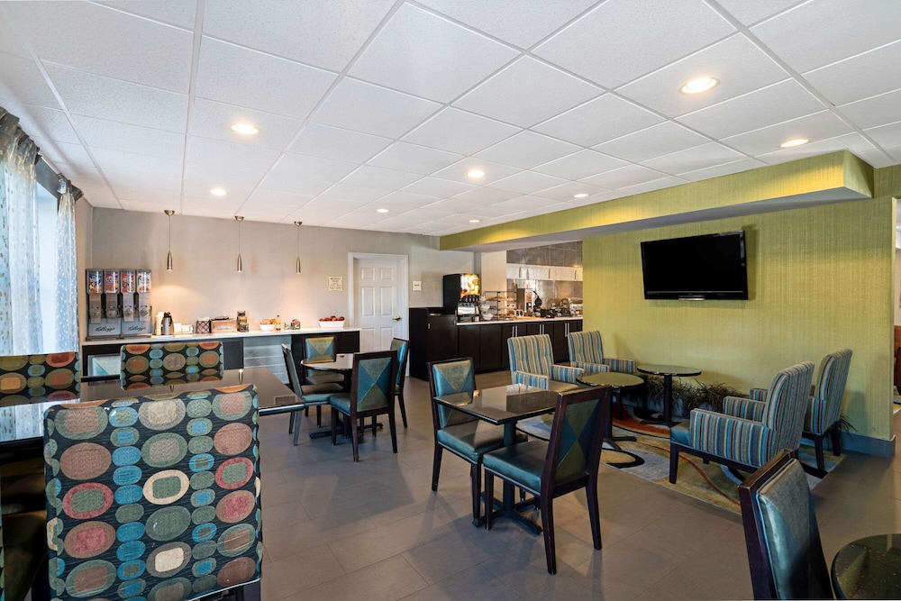 La Quinta Inn & Suites by Wyndham Lebanon 28/37