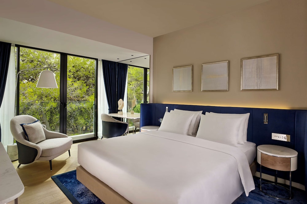 Suite, King Bed, Garden Area