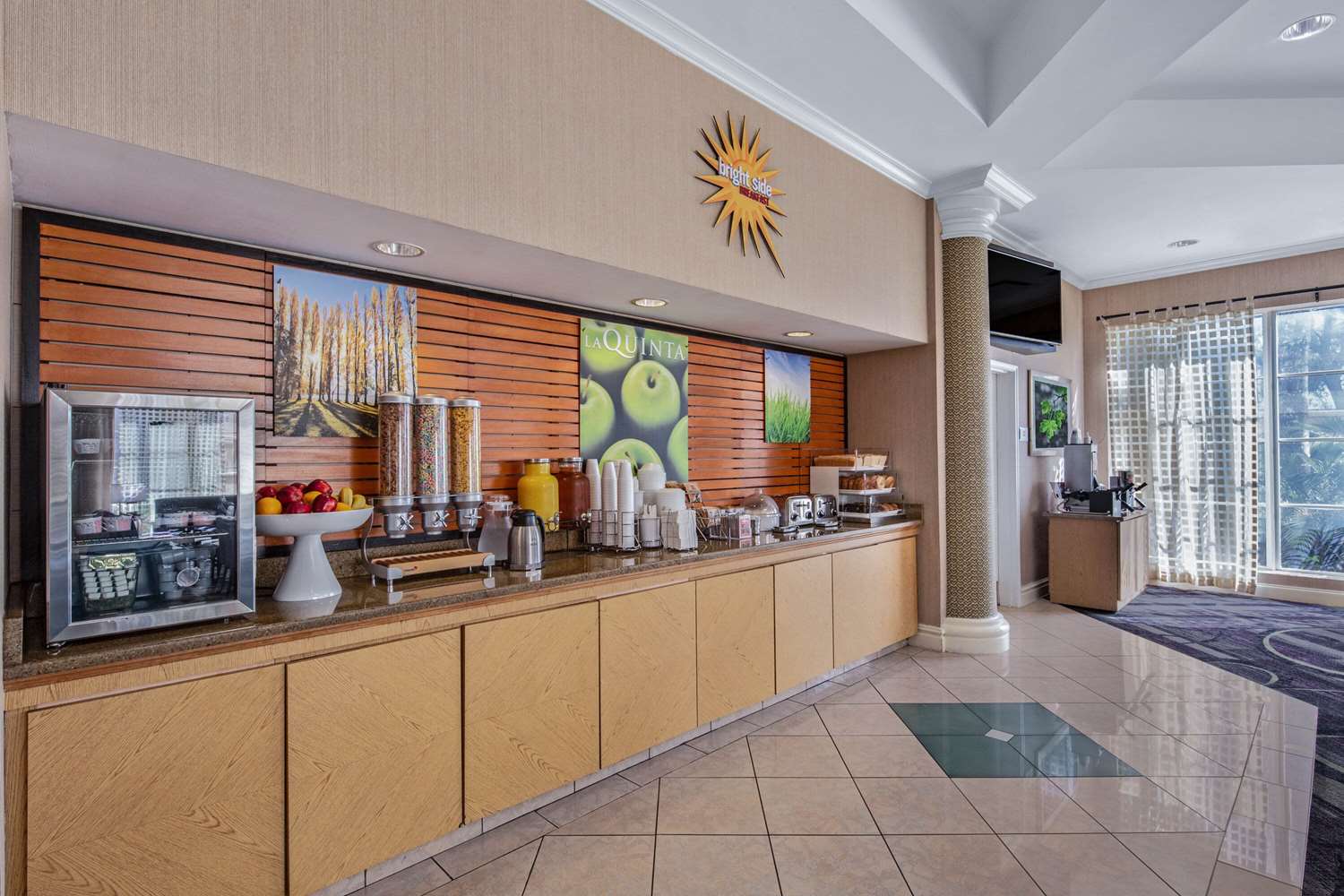 La Quinta Inn and Suites by Wyndham Miami Airport West 11/60