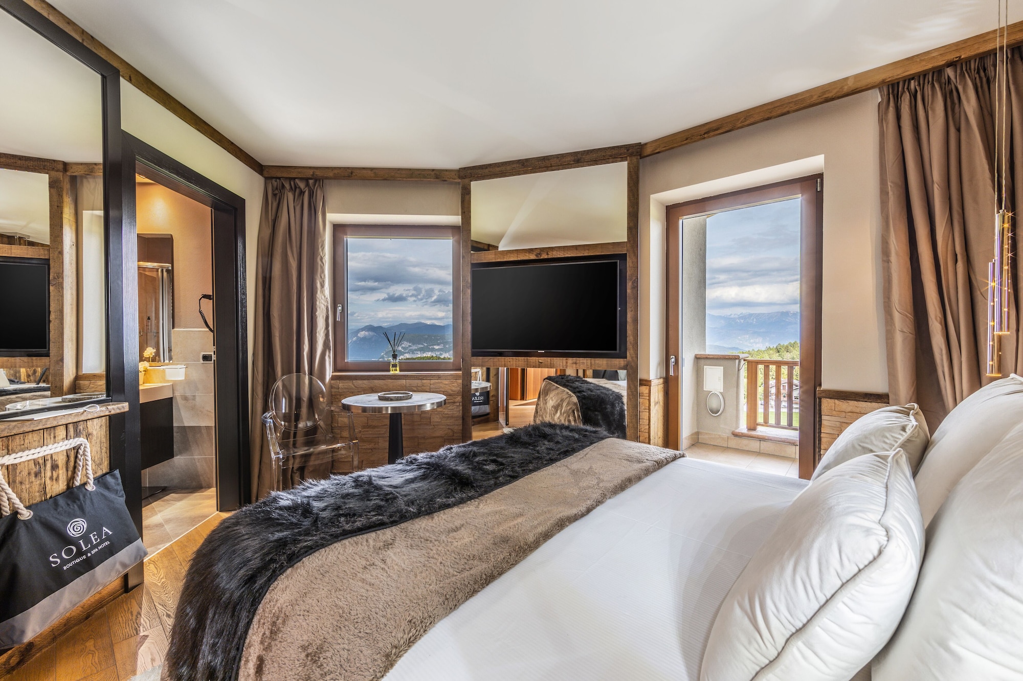 Panoramic, Petite, Queen Bed