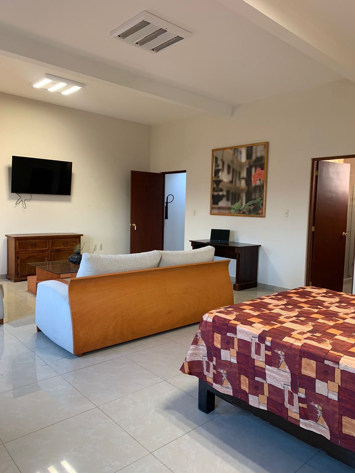 DELUXE, STUDIO, SUITE