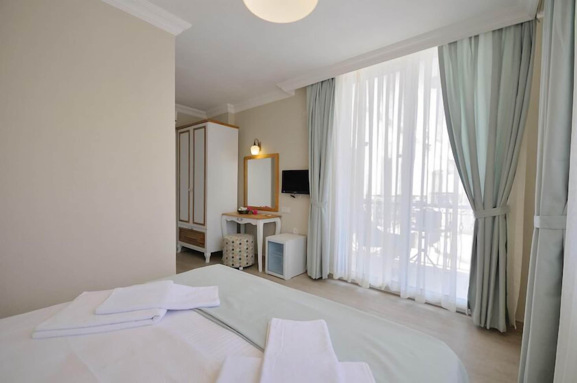 Comfort, Queen Bed, Pool View