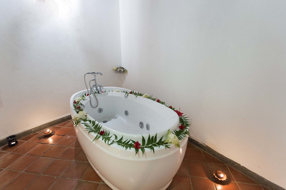 Aliya Resort And Spa 49/50