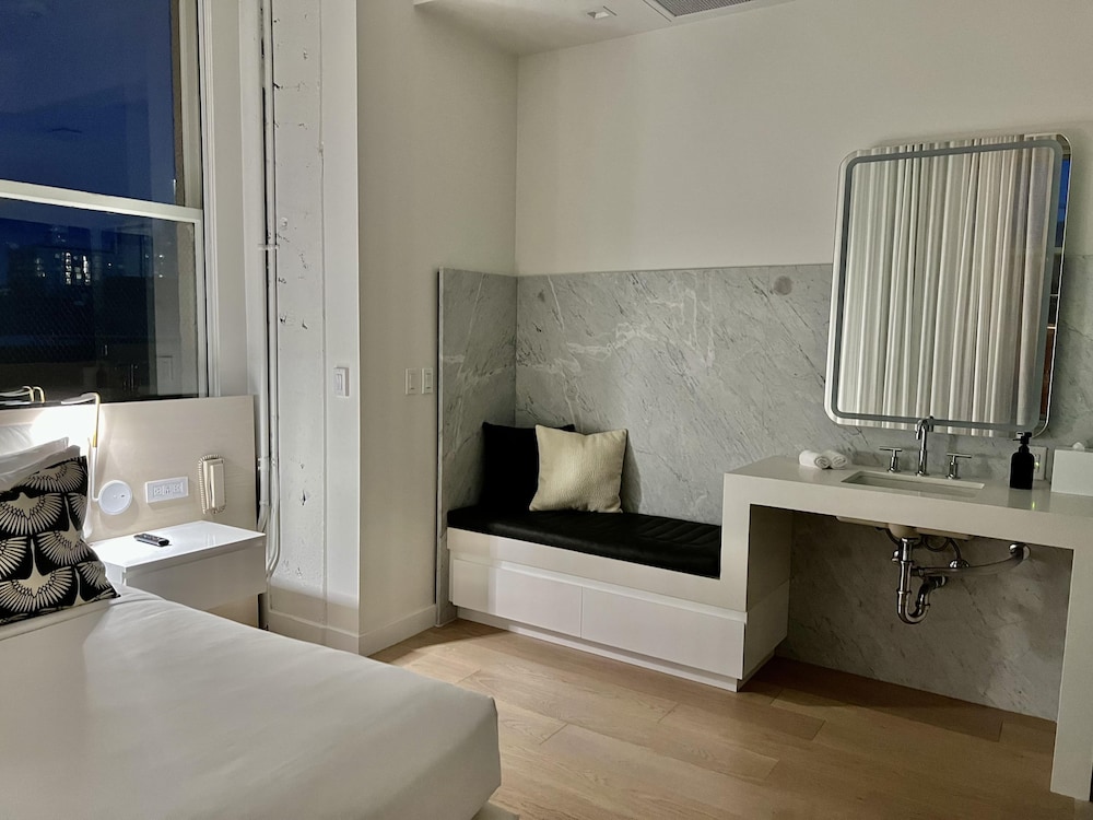YOTEL San Francisco, Select by Hilton 75/76