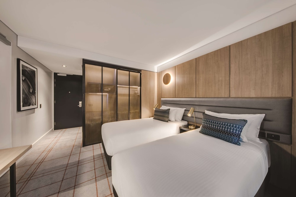 ROOM, DOUBLE OR TWIN BED