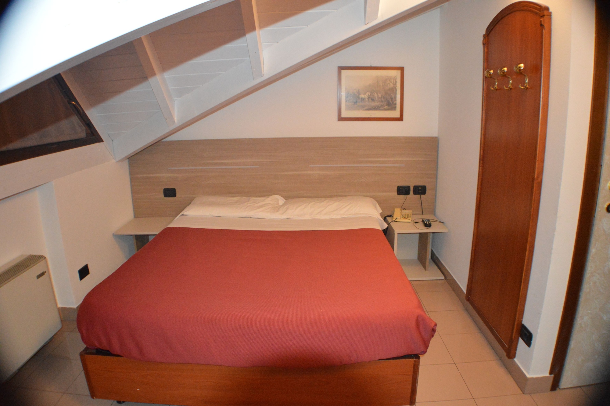 ROOM, SINGLE