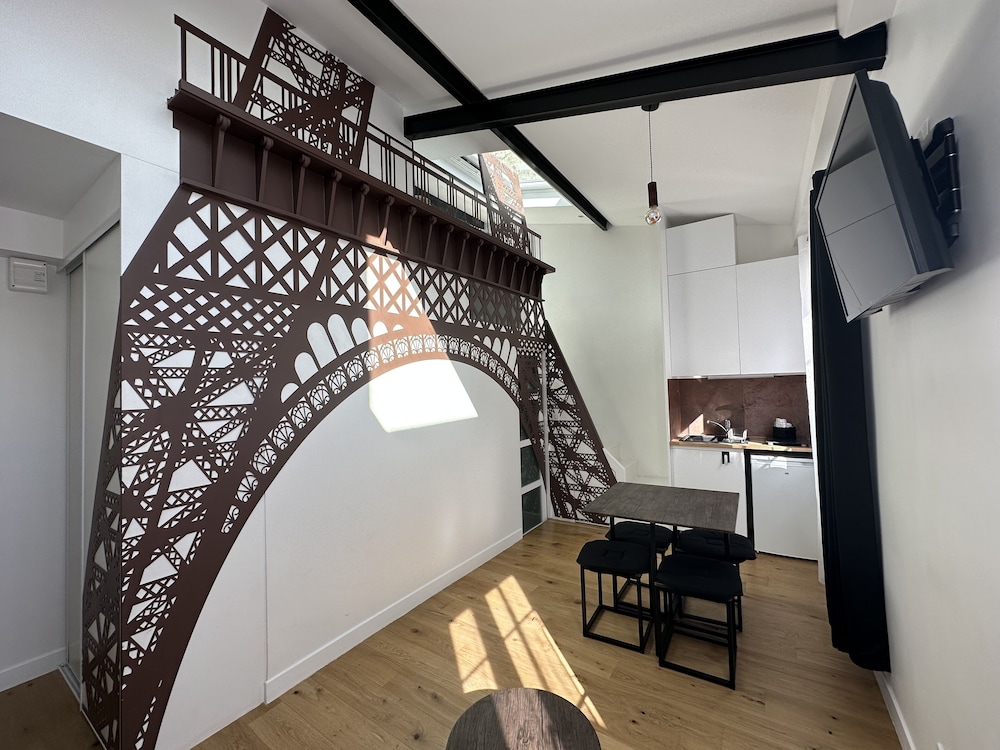 Beatrice et Emmanuel Meuble Eiffel 33/48