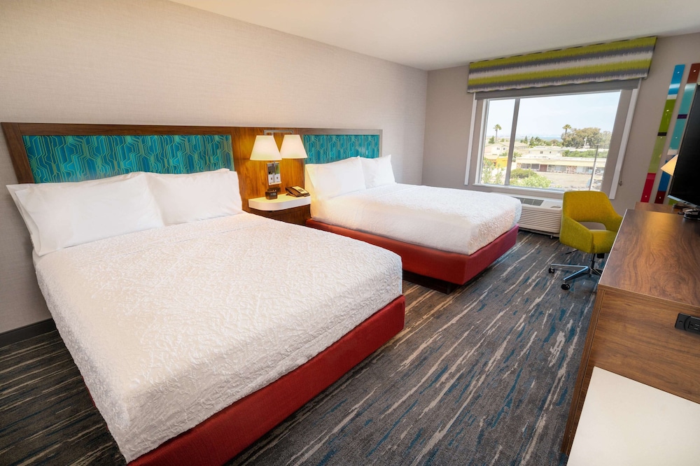 Room, 2 Queen Beds, Bay View, Bathtub, Accessible