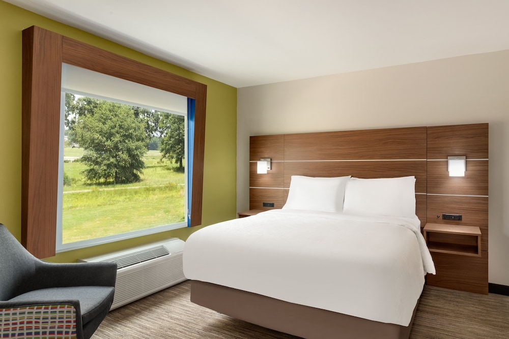 Holiday Inn Express Hotel Suites Searcy 13/50