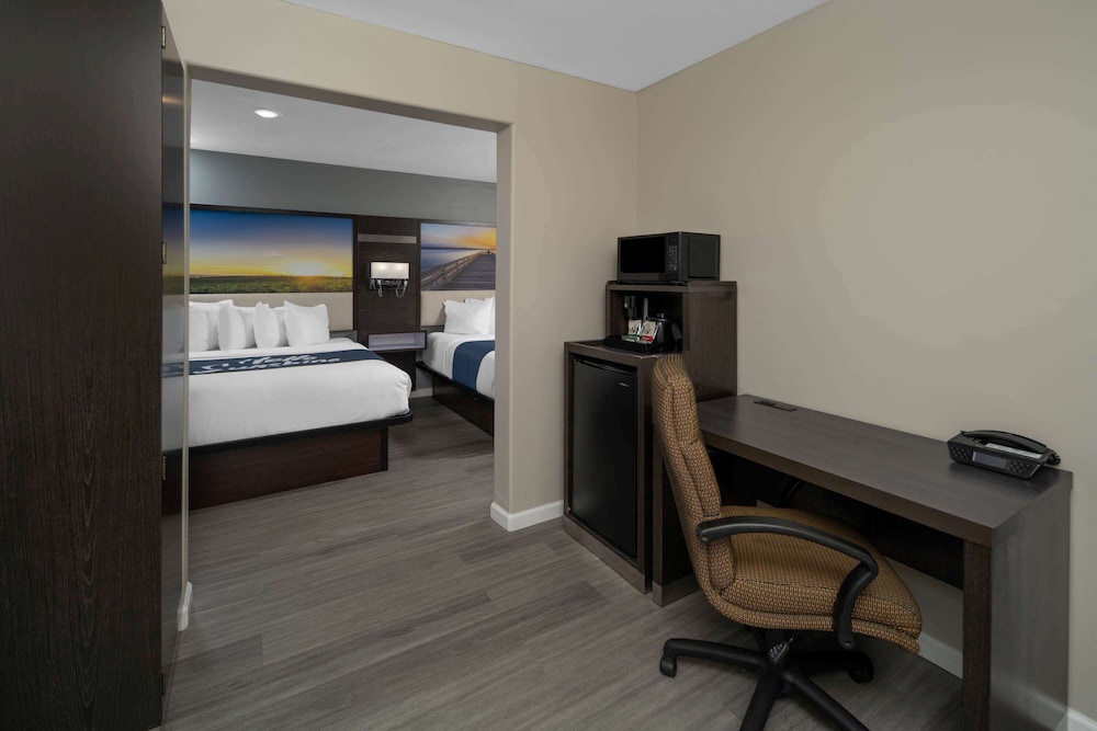 Days Inn by Wyndham Galt/Elk Grove South 38/41