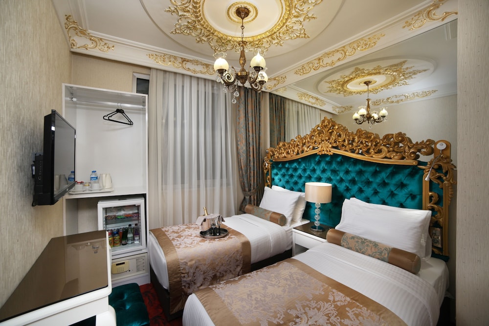White Monarch Hotel 28/70