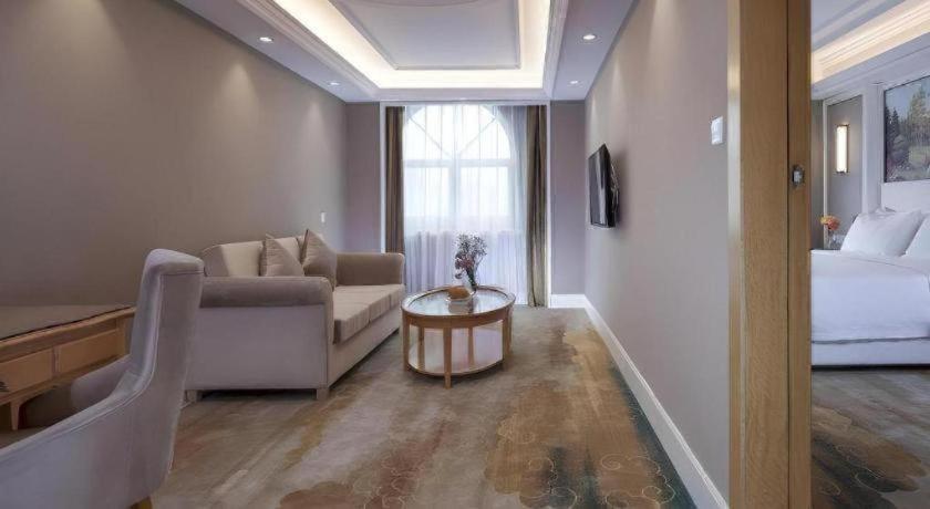 Vienna Hotel (Shenzhen Pingdi Huancheng South Road) 37/49