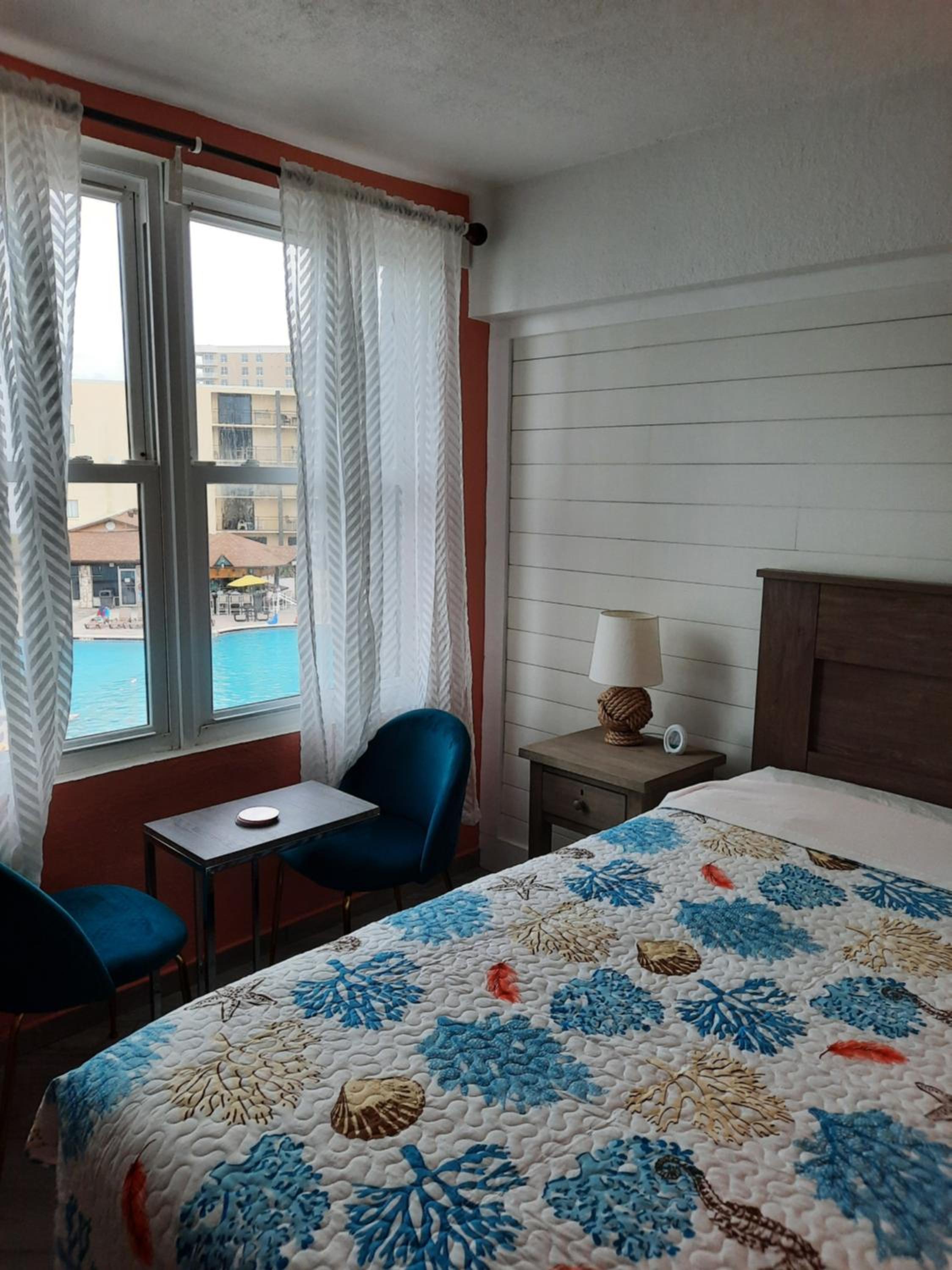 Studio, Queen Bed