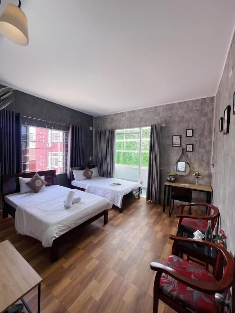 Amy Hostel Hue 27/65