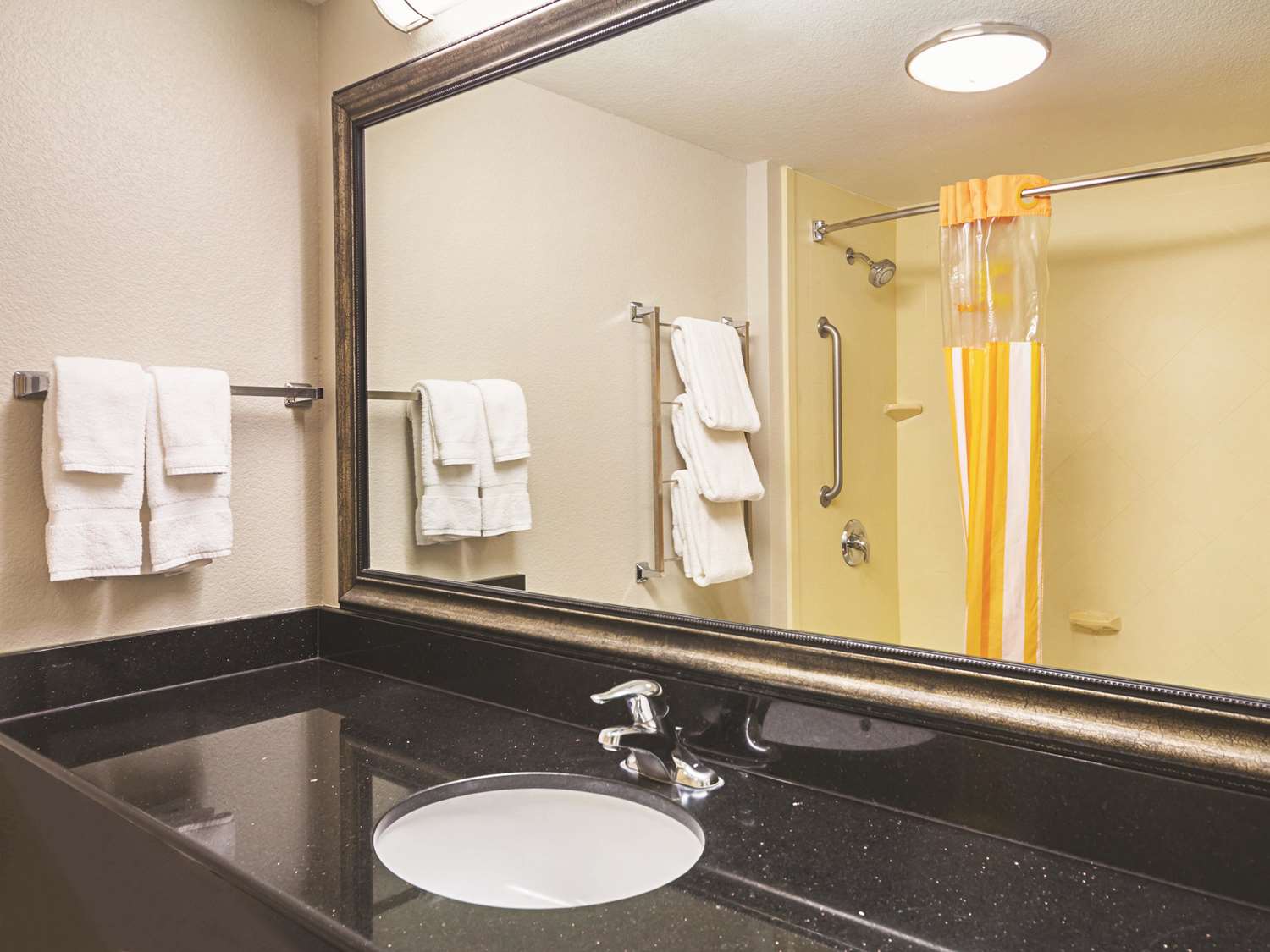La Quinta Inn & Suites by Wyndham Fresno Northwest 38/44