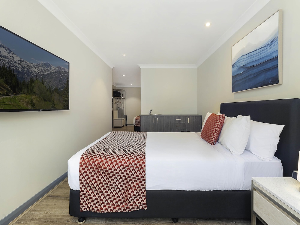 FAMILY, KING AND QUEEN BED