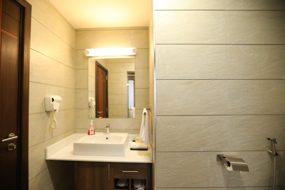 Bidwood Suite Hotel 49/50