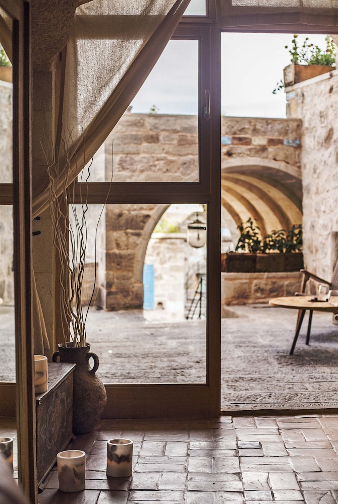 MILLSTONE CAVE SUITES 27/77