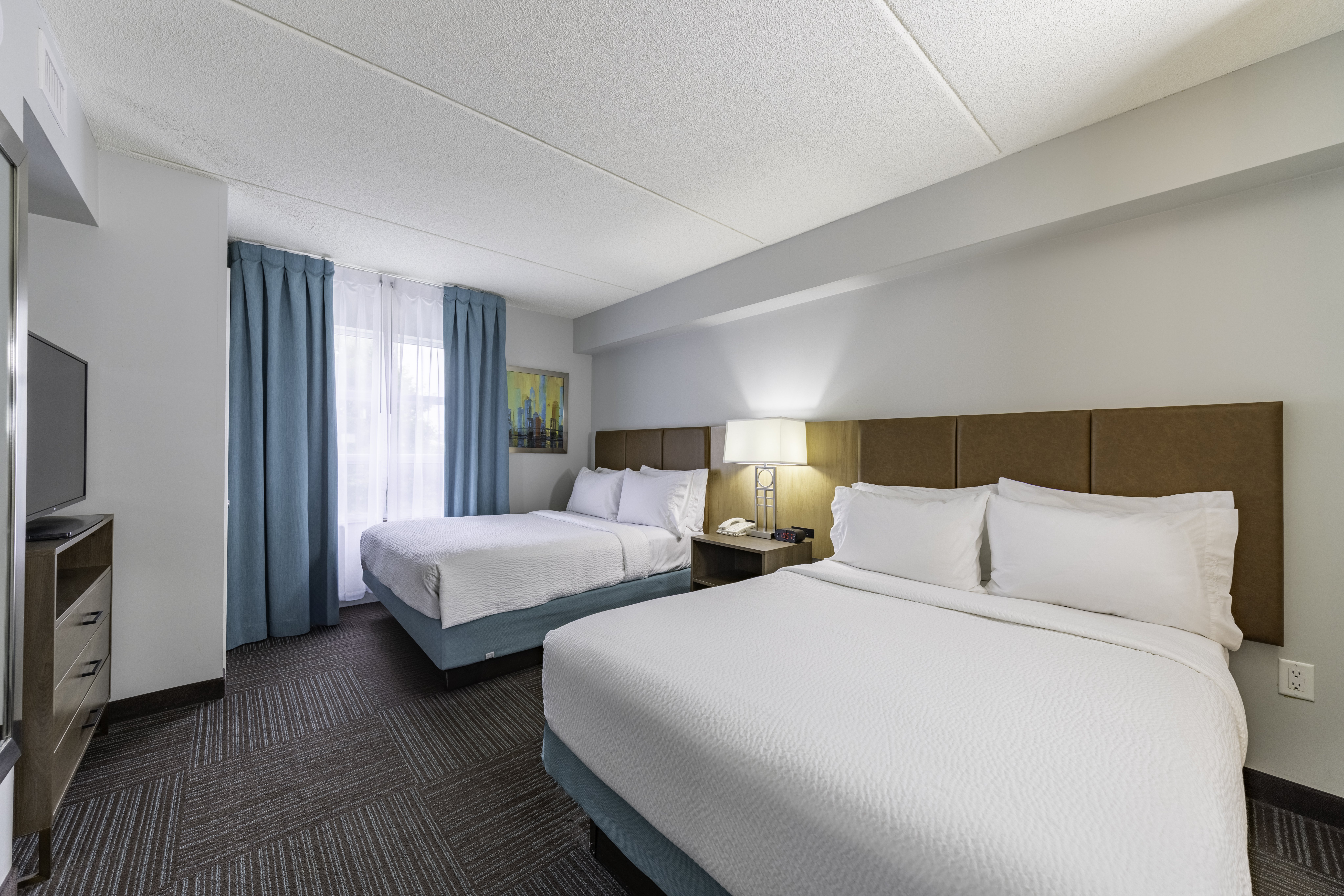 جناح بسريرين مزدوجين بغرفة نوم واحدة