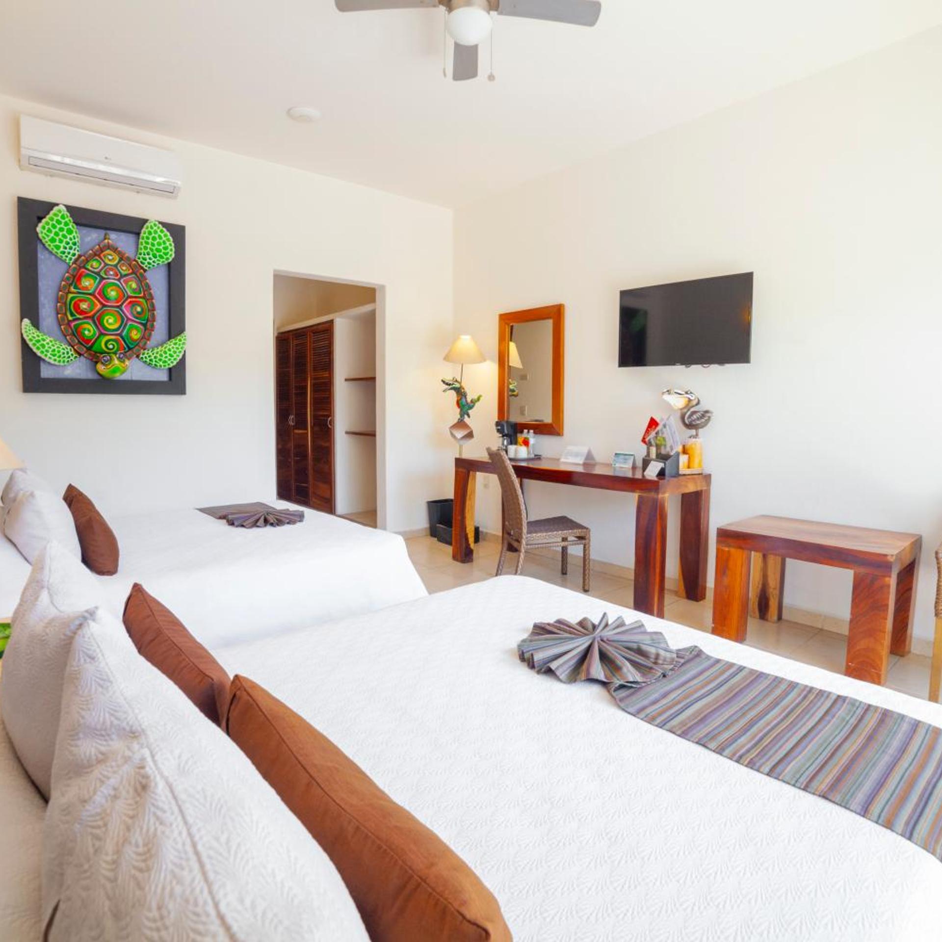 غرفة قياسية بسرير مزدوج بشرفة بإطلالة جزئية على البحر، Quinta Bella Huatulco 3/4