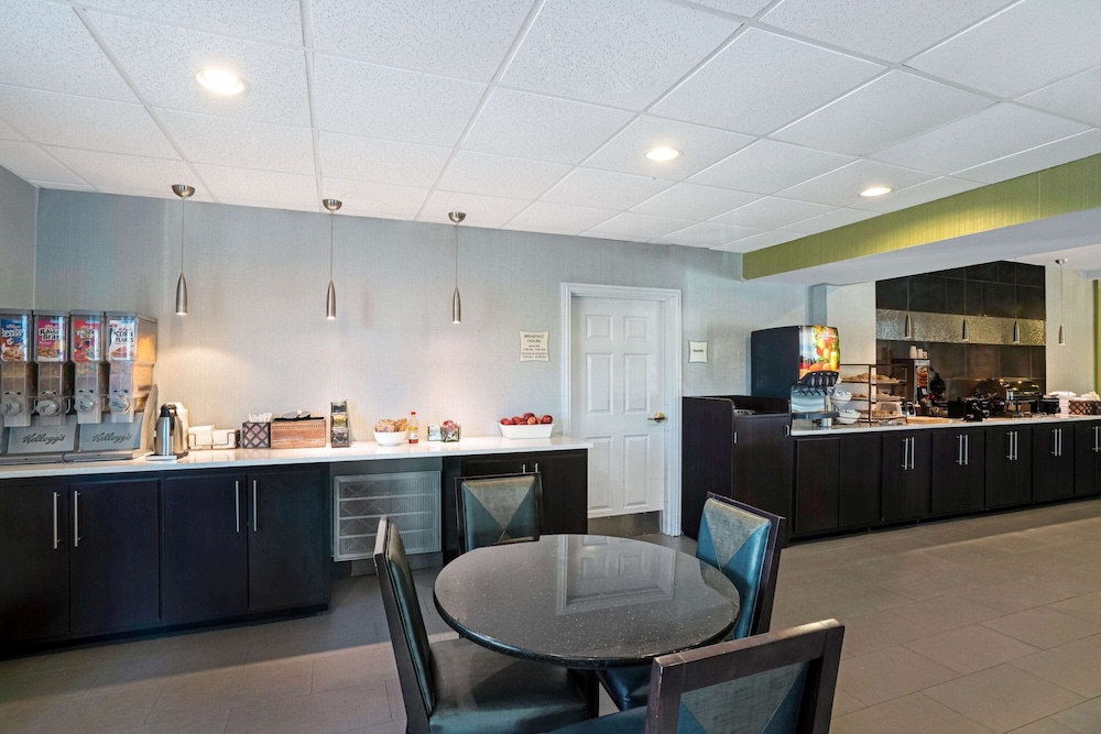 La Quinta Inn & Suites by Wyndham Lebanon 33/37