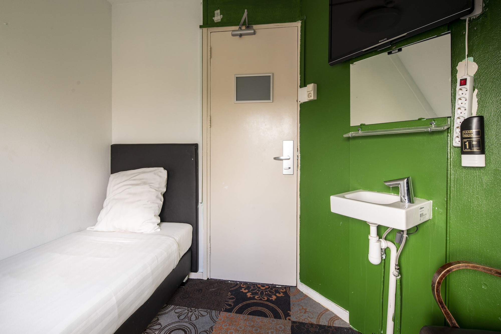 BASIC, SINGLE, SINGLE BED, SHARED BATHROOM