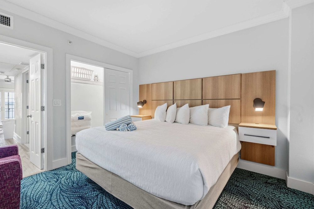 Suite, King Bed, Bay View, Sofa
